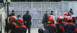 . La Ertzaintza protege el aparcamiento privado de Mendizorroza ante decenas de aficionados que aguardaron a la salida de los jugadores. / JESÚS ANDRADE