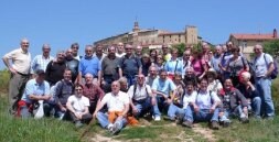 'Cincuentones' del 52 celebraron este año su tradicional cita anual -ésta fue la séptima ya- en la amurallada Labraza, para almorzar luego en Moreda y visitar Laguardia. / FOTOS: EL CORREO