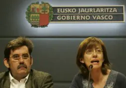 La consejera Blanca Urgell compareció junto al viceconsejero de Política Lingüística, Ramón Etxezarreta. / BLANCA CASTILLO
