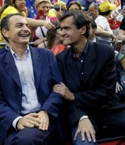 Zapatero ríe junto al cabeza de lista del PSOE, López Aguilar. / EFE