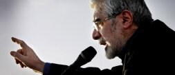 Mir-Husein Mousavi se dirige a sus seguidores durante un acto electoral en el estadio Haydarniya de Teherán. / AFP