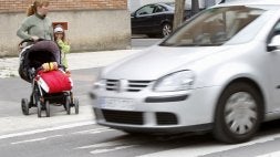 Una mujer y sus hijos esperan para cruzar a que un vehículo atraviese un paso de peatones en el Paseo de la Zumaquera. / IOSU ONANDIA