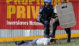 Miembros de la Policía y del Ejército vigilan la sede gubernamental en Tegucigalpa./ REUTERS