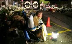 Fans de 'Jacko' hacen guardia a las puertas del rancho 'Neverland'. / AP