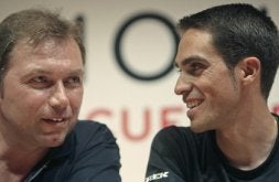 Bruyneel y Contador, durante una rueda de prensa del Astana. / EFE