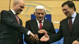 Reinfeldt, a la izquierda, une su mano a las de Buzek y Durao Barroso. / AP