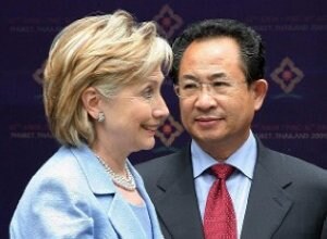 Hillary Clinton pasa ante el embajador norcoreano Pak Kun-Gwang.....