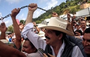 Zelaya levanta la cadena de la frontera entre Nicaragua y Honduras. / AFP