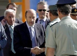 Rubalcaba revisó los daños cometidos por el atentado y se solidarizó con la Guardia Civil./ EFE