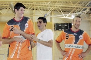 Jota González bromea con Aginagalde y Tioumentsev en uno de los últimos entrenamientos en Lobete. / RAFAEL LAFUENTE