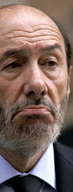 Rubalcaba dice que Batasuna condenará la violencia para intentar ser legalizada