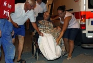 Un residente en silla de ruedas es evacuado del centro de ancianos.