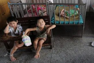 Niños en una de las habitaciones del orfanato de Wuhu, en la provincia china de Anhui.