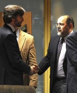 Oyarzábal (PP) y Prieto (PSE), en el pacto de legislatura. / REUTERS
