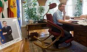 El delegado del Gobierno, Mikel Cabieces, en su despacho de Vitoria esta semana. / IOSU ONANDIA