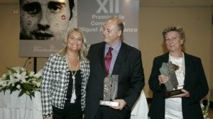 Mari Mar Blanco, junto a José Ramón Chica y Mari Luz Anglada. / BLANCA CASTILLO