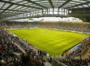 Imagen de la cubierta de la grada Principal, a la izquierda, afectada por el granizo. / J. A.