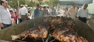 La ternera, que ha permanecido dieciséis horas a fuego lento, ya está lista para su troceo y posterior reparto. / SERGIO ESPINOSA