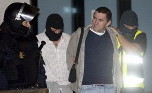 Arnaldo Otegi, esposado y custodiado por varios policías, a su salida de la sede central de LAB.