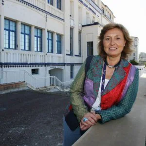 La directora posa junto a la entrada del hospital. / PEDRO URRESTI