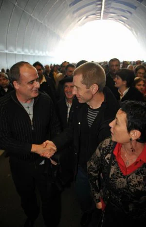 Gerenabarrena (PNV) saluda a Rufi Etxeberria mientras Ziarreta (EA) besa a Jone Goirizelaia, abogada de la izquierda radical.