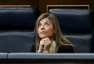 La ministra de Igualdad, Bibiana Aído, medita en su escaño durante un Pleno. / EFE