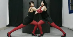 Dos actrices aficionadas, durante un ensayo de un espectáculo de cabaret en las instalaciones de la calle Los Baños./ FOTOS: RAFAEL LAFUENTE