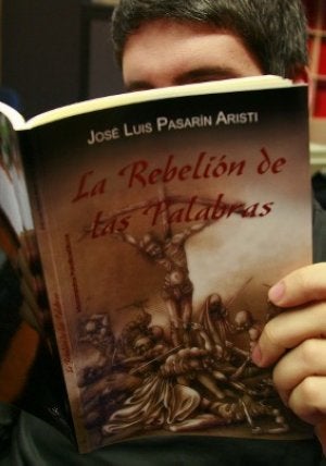 Lectura. Un joven lee los microrrelatos. ::
JESÚS ANDRADE