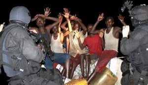 Piratas detenidos por fuerzas especiales de la Armada portuguesa. ::                             REUTERS