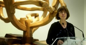 La consejeta de Cultura, Blanca Urgell, compareció ayer en el Parlamento para apoyar el Guggenheim de Bilbao y reiterar sus «serias dudas» sobre el de Urdaibai. ::                             IOSU ONANDIA