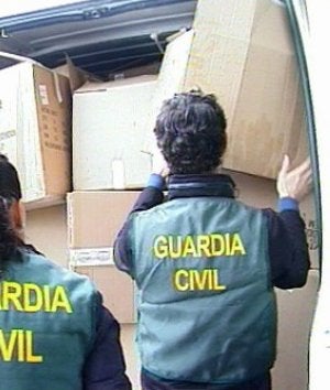 La Guardia Civil, durante la operación antidroga en Barajas. ::                             E. C.