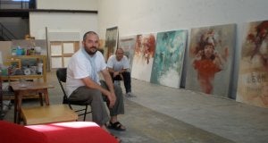 Carlos Corres y Carlos López Garrido, en la residencia para artistas que gestiona la galerista Judith Arteaga. ::
EL CORREO