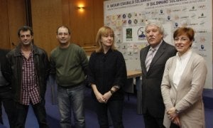 Representantes del club de balonmano y de la fundación presentan el partido solidario. ::
MIREYA LÓPEZ