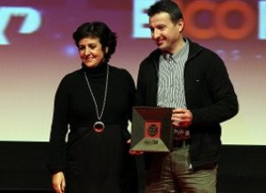 Carmen Manrique entregó el premio a Inaxio Errandonea.