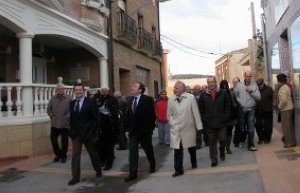 Sanz, el alcalde y varios vecinos recorren las calles.
:: G. M.
