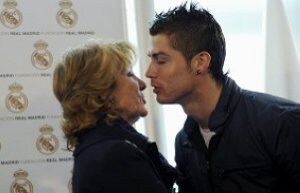 Cristiano Ronaldo, ayer con Esperanza Aguirre en Madrid. ::
AFP