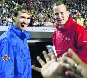 Drew Brees -izda.- y Payton Manning, los dos 'quaterbacks' de la Superbowl de esta noche. :: AP