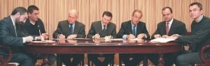 Rafa Larreina, Arnaldo Otegi, Xabier Arzalluz, Juan José Ibarretxe, Carlos Garaikoetxea, Joseba Egibar y Joseba Permach, en 1999. ::                             IOSU ONANDIA