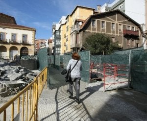 Una vecina pasa ante la zona en obras del Getxo Antzokia. ::
PEDRO URRESTI
