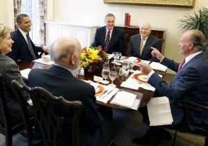 Don Juan Carlos y Obama, a ambos lados de la mesa que compartieron con Hillary Clinton, Alberto Aza -jefe de la Casa del Rey- (de espaldas), Moratinos y el ex jefe de la OTAN James Jones. ::
EFE