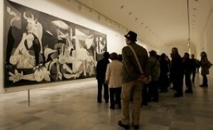 Visitantes contemplan la obra de Picasso en el Reina Sofía.
:: E. C.