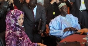 Naha Bent, ministra de Exteriores de Mauritania, y su homólogo de Mali, Moctar Ouane, en Argel. ::
AFP