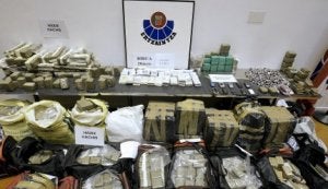 Alijo de 700 kilos de hachís decomisado por la Ertzaintza en la operación 'Lepe'. ::                             EFE