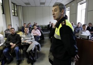 Un grupo de guardias catalanes atienden las explicaciones de un policía municipal bilbaíno. ::
MIREYA LÓPEZ