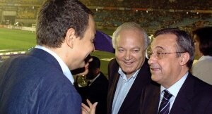 El presidente Zapatero con Florentino Pérez y el ministro Moratinos en un partido que el Real Madrid jugó en Pekín. ::
EFE
