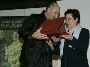 El presidente de la Denominación, Iosu Ortuzar, entrega la placa de madrina a Sáenz de Urturi. ::
B. CASTILLO
