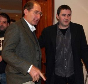 Currin con Otegi, al término de una reunión en 2007. ::                             TELEPRESS