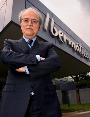José Luis Larrea, ante la sede principal de la empresa, en el Parque Tecnológico de Miramón. ::
ARIZMENDI