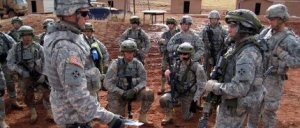 Soldados estadounidenses desplegados en Afganistán se preparan para una misión. ::                             AP