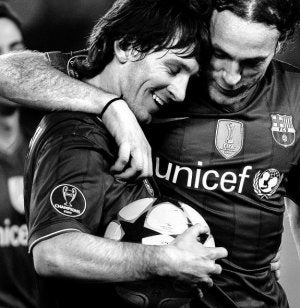 Milito abraza Messi, que se llevó de recuerdo el balón tras sus cuatro goles al Arsenal. ::                             EFE